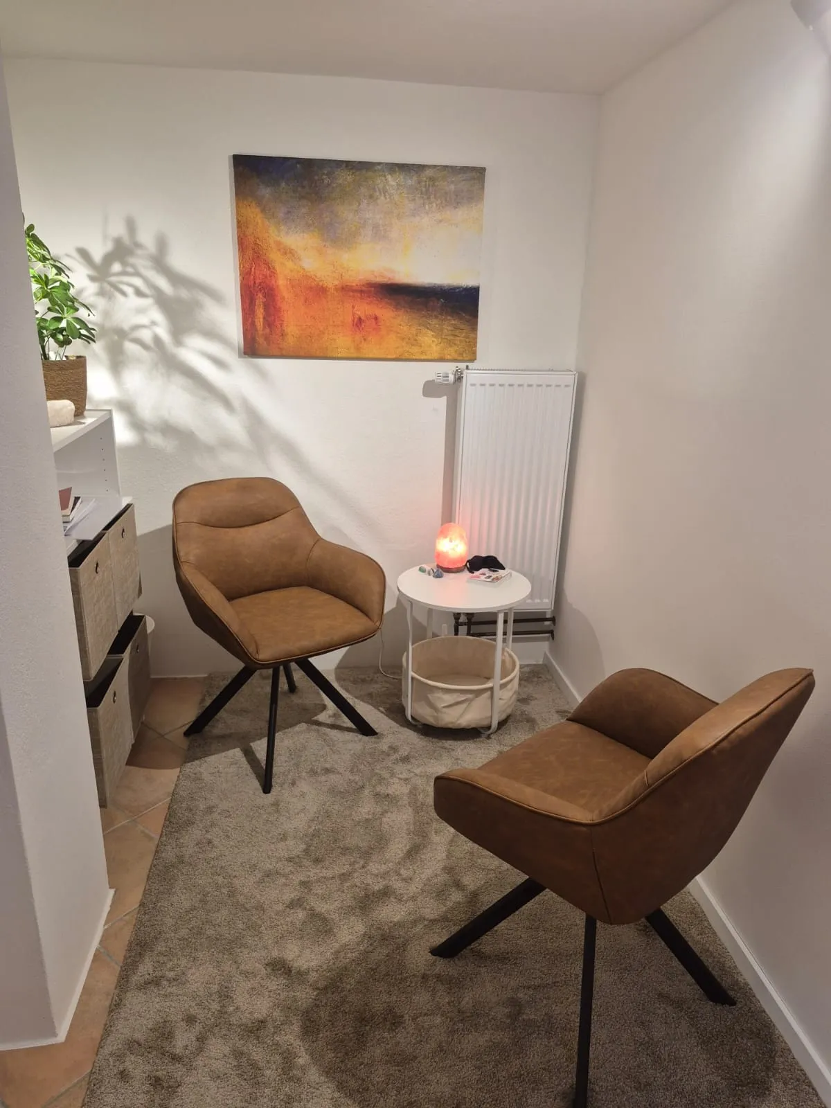 Der helle Gesprächsraum: zwei Ledersessel, eine Salzlampe, warmes Licht