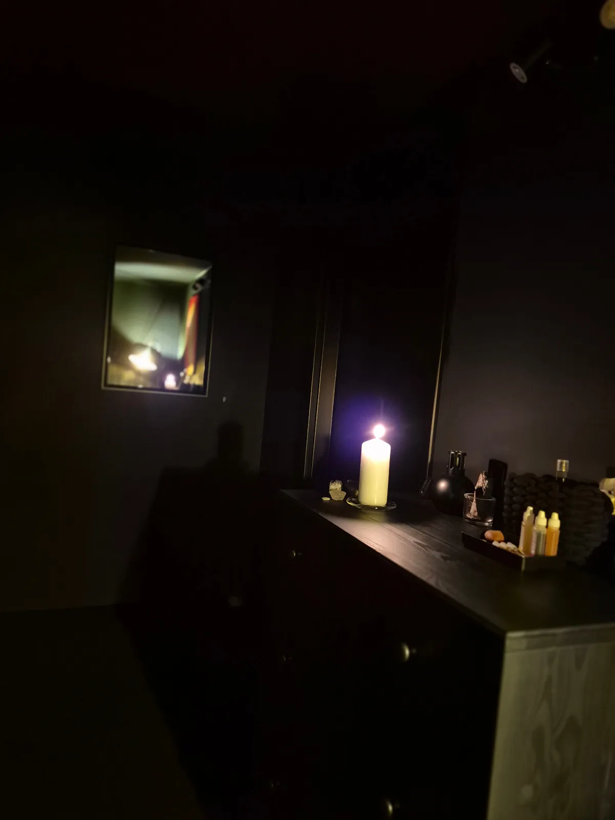 Kerzenlicht auf der Kommode im Schwarzraum