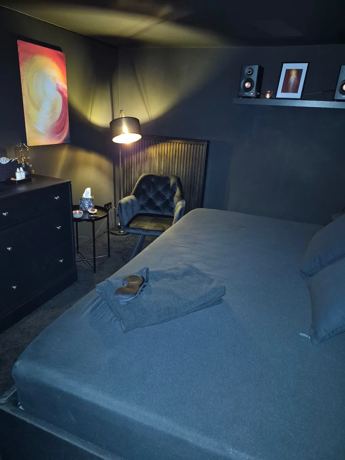 Die Liege mit Decke und Augenmaske im warmen Licht
